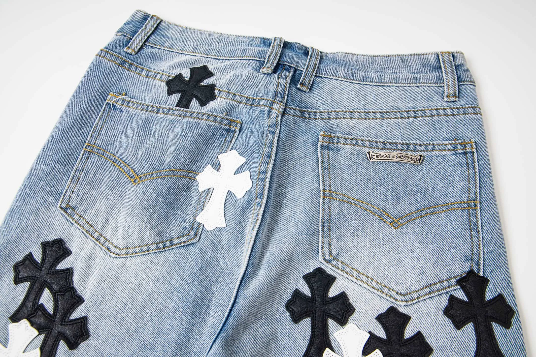 P240 Chrome Hearts light blue, black and white multi-quick leather couple jeans are a hot item this season and are sought after by countless celebrities and fashionistas. The neat details of the cutting process add color to the playful fashion! The neat and meticulous design, and the well-fitting structure is unique. The upper body not only has outstanding recognition, but also looks younger and younger. A style with the ultimate wearing meaning and performance, gorgeous color matching, and the craftsmanship of this style is also extremely extraordinary. After the finished product is washed, it is disassembled and hand-made with sheepskin cross leather and then spliced ​​together to complete. The whole piece has too many craftsmanship to describe. It is decorated with patchwork cross flowers and high-waisted washed jeans! ! Absolutely high-end luxury product, a god-level single product, a super popular product, made by top heavy industry, a magic weapon that cannot be missed. Style number: 1830# Size: 28 30 32 34 36 Color: light blue